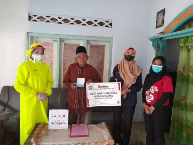 Penyerahan Alat Bantu Dengar Bagi Warga Malang